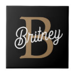Modernes elegantes Monogramm Name Black Gold Scrip Fliese<br><div class="desc">Die moderne Elegant Monogram Name Black Gold Script Keramik Tile wurde entwickelt, um jedem Platz eine Touch von Eleganz hinzuzufügen. Diese Keramik-Kachel vereint modernen Luxus mit zeitlosem Stil und bietet einen eleganten schwarzen Hintergrund mit einem personalisierten Goldskript. Ideal für den Einsatz in verschiedenen Umgebungen wie Backsplashes, Akzent-Wände oder Fußböden, kombiniert...</div>