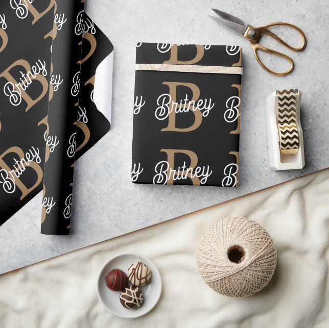 Modernes elegantes Monogramm Name Black Gold Scrip Geschenkpapier (Kunsthandwerk)