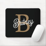 Modernes elegantes Monogramm Name Black Gold Scrip Mousepad<br><div class="desc">Das moderne elegante Monogram Name Black Gold Script Mouse Pad ist eine stilvolle und funktionelle Ergänzung zu jedem Schreibtisch-Setup. Es zeichnet sich durch einen schlichten schwarzen Hintergrund mit einem eleganten Goldskriptdesign aus, das mit einem Monogramm und einem Namen personalisiert werden kann. Dieses Mauspad bietet nicht nur eine glatte Oberfläche für...</div>