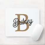 Modernes elegantes Monogramm Name Black Gold Scrip Mousepad<br><div class="desc">Das moderne elegante Monogram Name Black Gold Script Mouse Pad ist eine stilvolle und funktionelle Ergänzung zu jedem Schreibtisch-Setup. Es zeichnet sich durch einen schlichten schwarzen Hintergrund mit einem eleganten Goldskriptdesign aus, das mit einem Monogramm und einem Namen personalisiert werden kann. Dieses Mauspad bietet nicht nur eine glatte Oberfläche für...</div>