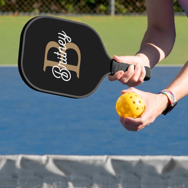Modernes elegantes Monogramm Name Black Gold Scrip Pickleball Schläger (InSitu)