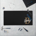 Modernes elegantes Monogramm Name Black Gold Scrip Schreibtischunterlage<br><div class="desc">Die moderne elegante Monogram Name Black Gold Script Desk Mat fügt Ihrem Arbeitsbereich eine Touch von Eleganz und Personalisierung hinzu. Diese Schreibtischmatte ist mit einem stilvollen schwarzen Hintergrund mit elegantem goldenen Skript versehen, das mit Ihrem Monogramm und Namen individuell angepasst werden kann. Es bietet eine glatte, komfortable Oberfläche zum Schreiben,...</div>