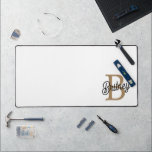 Modernes elegantes Monogramm Name Black Gold Scrip Schreibtischunterlage<br><div class="desc">Die moderne elegante Monogram Name Black Gold Script Desk Mat fügt Ihrem Arbeitsbereich eine Touch von Eleganz und Personalisierung hinzu. Diese Schreibtischmatte ist mit einem stilvollen schwarzen Hintergrund mit elegantem goldenen Skript versehen, das mit Ihrem Monogramm und Namen individuell angepasst werden kann. Es bietet eine glatte, komfortable Oberfläche zum Schreiben,...</div>