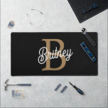 Modernes elegantes Monogramm Name Black Gold Scrip Schreibtischunterlage<br><div class="desc">Die moderne elegante Monogram Name Black Gold Script Desk Mat fügt Ihrem Arbeitsbereich eine Touch von Eleganz und Personalisierung hinzu. Diese Schreibtischmatte ist mit einem stilvollen schwarzen Hintergrund mit elegantem goldenen Skript versehen, das mit Ihrem Monogramm und Namen individuell angepasst werden kann. Es bietet eine glatte, komfortable Oberfläche zum Schreiben,...</div>