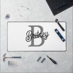 Modernes, elegantes Monogramm Name Schwarz Graue S Schreibtischunterlage<br><div class="desc">Das moderne elegante Monogram Name Black Gray Script Mouse Pad ist ein elegantes und funktionales Zubehör für Ihren Arbeitsbereich. Dieses elegante Schwarzweiß-Design mit einem personalisierten Monogramm und einem Namen in einem eleganten Script-Schriftart verleiht Ihrem Schreibtisch eine Touch an Eleganz. Es ist ideal, um Ihre Arbeitsumgebung zu verbessern, eine reibungslose Mausbewegung...</div>