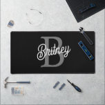 Modernes, elegantes Monogramm Name Schwarz Graue S Schreibtischunterlage<br><div class="desc">Das moderne elegante Monogram Name Black Gray Script Mouse Pad ist ein elegantes und funktionales Zubehör für Ihren Arbeitsbereich. Dieses elegante Schwarzweiß-Design mit einem personalisierten Monogramm und einem Namen in einem eleganten Script-Schriftart verleiht Ihrem Schreibtisch eine Touch an Eleganz. Es ist ideal, um Ihre Arbeitsumgebung zu verbessern, eine reibungslose Mausbewegung...</div>