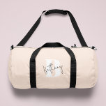 Modernes, elegantes Rosa Monogramm Duffle Bag<br><div class="desc">Ein handgeschriebenes Monogramm-Design in elegantem Stil in schwarz-informeller lässiger Schrift-Typografie über einen rot-violetten Anfangsbuchstaben mit überdimensionalem Anfangsbuchstaben. Der Text kann einfach für ein einzigartiges Design angepasst werden!</div>