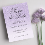 Modernes, elegantes, Save the Date lila Sweet 16<br><div class="desc">Moderne und elegante lila Glitzer ombre Drehbuch Save the Date Karte 16 . Geburtstag Geburtstagsparty mit schwarzer moderner Kalligraphie. Stilvolles und einzigartiges Design.</div>