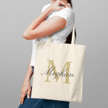 Modernes, elegantes Schwarzes Personalisiertes Mon Tragetasche<br><div class="desc">Moderne und elegante Tote-Tasche bietet eine einfache und minimale benutzerdefinierte Gold und Schwarz (Farben können modifiziert werden) personalisierte Monogramm-Design,  das mit einem Initial und Namen in Skript personalisiert werden kann. Perfektes Geschenk für Ihre Hochzeitsfeier - Trauzeugin,  Brautmädchen,  Braut- und Bräutigam und Blume.</div>