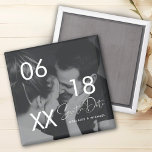 Modernes, elegantes Script Couple-Foto Save the Da Magnet<br><div class="desc">Modernes,  elegantes Script Couple Foto speichern Sie das Date Magnet. Schwarz-Weiß-Foto oder Farbton mit schwarz-transparentem Overlay-Typografie-Design. Kontaktieren Sie uns,  wenn Sie Hilfe benötigen: yourstyle@pgco-designs.com .</div>