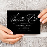 Modernes, elegantes Script schwarz und weiß Save The Date<br><div class="desc">Modernes,  elegantes Script Black and White Save the Date mit einem großen,  feinen Skript und elegantem Styling.</div>