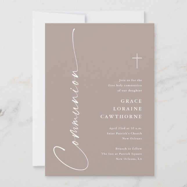 Modernes, elegantes Script Taupe First Communion Einladung (Vorderseite)
