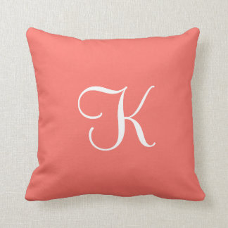 Modernes elegantes Solid Coral Pink Custom Monogra Kissen