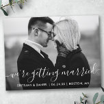 Modernes Erlernen Save the Date BW-Foto Postkarte<br><div class="desc">Moderne moderne Kalligrafie Script Couple Foto Save the Date Wir bekommen Verheiratete Verlobung Ankündigung Postcard - Schwarz-Weiß-Foto</div>