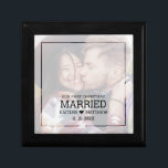 Modernes erstes Weihnachten Verheiratet verblasste Erinnerungskiste<br><div class="desc">Für Ihre ersten Weihnachten verlobt,  diese personalisierte moderne Schmuckbox mit Ihrem verblassten Foto auf der Vorderseite mit einem Overlay und Text unten,  dass "Unser erstes Weihnachtsfest Verheiratet" mit Ihren Vornamen verbunden durch ein Herz und Jahr,  um sich anzupassen. Viel Glück auf Ihrer zukünftigen Hochzeit! Designed by artist ©Susan Coffey.</div>