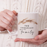 Modernes Familiengeschenk für Pampas Tasse<br><div class="desc">Moderne böhmische Naturpampas Familie personalisierte Geschenkidee Tasse. Atemberaubender,  eleganter Drehtext und auf Trend botanisches Blattwerk mit dieser zeitgenössischen natürlichen Beige,  Terrakotta,  Schwarz und aquamarinen Farbenpracht.</div>