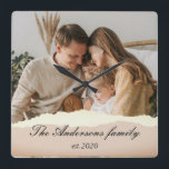Modernes Familiengeschenk und Personalisiertes Fot Quadratische Wanduhr<br><div class="desc">Modernes Familiengeschenk und Personalisiertes Foto</div>