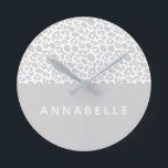 Modernes, farbenfroh gestaltetes Tierdesign Runde Wanduhr<br><div class="desc">Modernes, farbenfroh gestaltetes Tierdesign. Die Farbe kann auf den Anzug Ihres Zimmers angepasst werden. Teil einer Sammlung.</div>