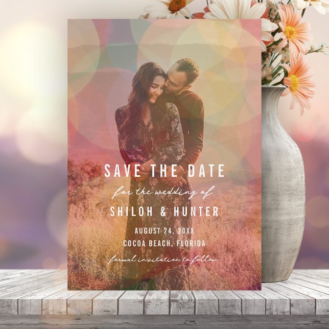 Modernes, farbiges Bokeh-Overlay-Foto Hochzeit Save The Date (Von Creator hochgeladen)
