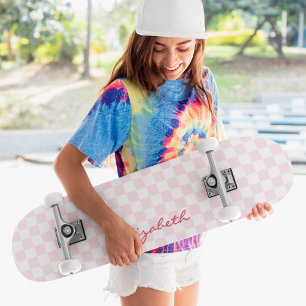 Modernes, farbrosa, weißes, kariertes Muster Skateboard