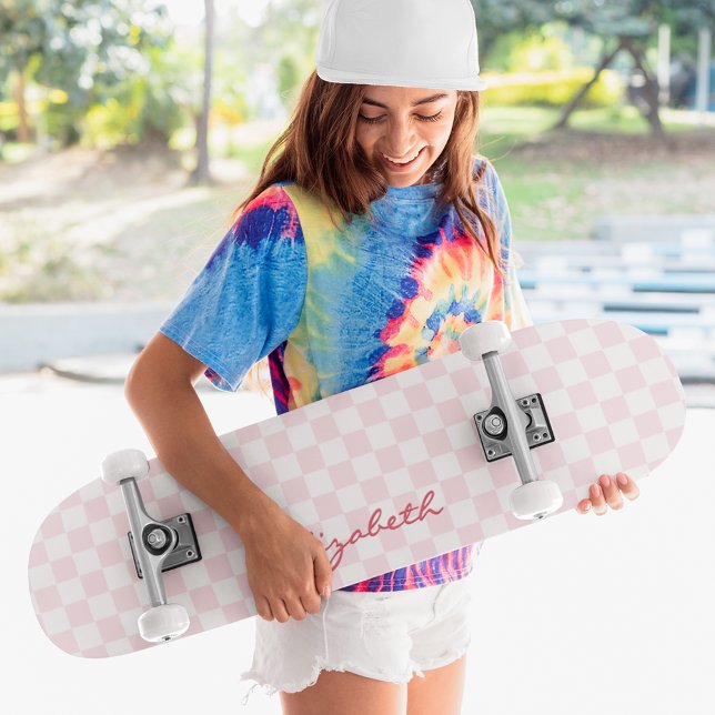 Modernes, farbrosa, weißes, kariertes Muster Skateboard (Modern Girly Pink White Checkered Pattern Monogram Skateboard)