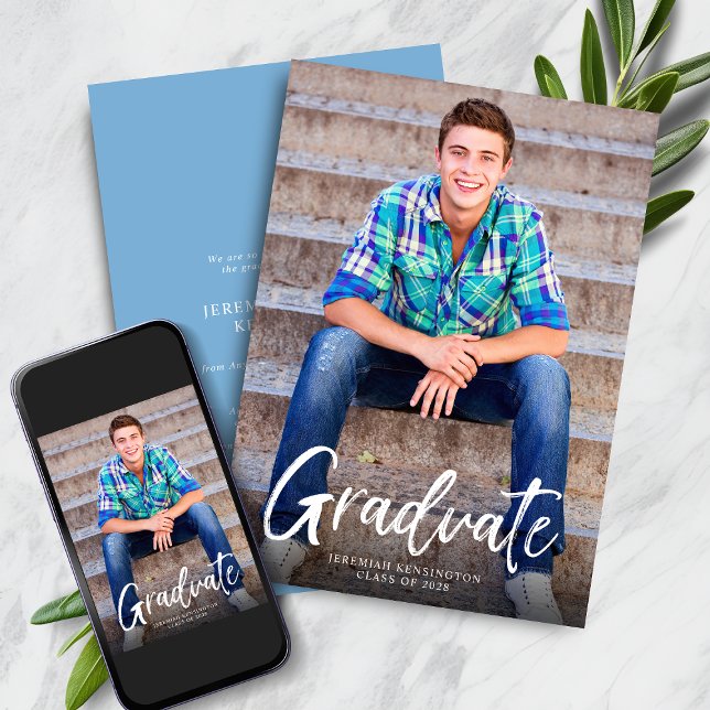 Modernes, feines Script Light Blue Foto Abschluss Ankündigung (Modern Bold Script Light Blue Photo Graduation Announcement with Instant Download)
