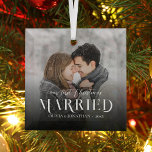 Modernes First Christmas Verheiratetes neu verheir Ornament Aus Glas<br><div class="desc">Dieses moderne,  minimalistische personalisierte Weihnachtsschmuck mit einer Fotovorlage mit eleganter Overlay-Typografie "unser erstes Weihnachtsgeschenk VERHEIRATET",  mit Namen und Jahr.</div>