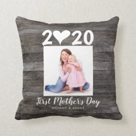 Modernes First Mother's Day Script Heart Foto Wood Kissen