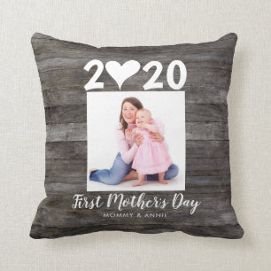 Modernes First Mother's Day Script Heart Foto Wood Kissen