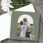 Modernes Foto Arch Sage Green WedgeGuest Book Notizbuch<br><div class="desc">In diesem eleganten spiralgebundenen Gästebuch können Sie Ihre besten Wünsche unterschreiben und in einem einzigartigen Gewölbe mit einem Single in vertikaler oder portrait-orientierter Hochzeitskizze Fotos hinzufügen. Ihre Namen schlossen sich mit einem großen weißen Ampersand am unteren Ende und Ihr Hochzeitstermin gewölbt oben. Ändern Sie die Farbe des Buches auf der...</div>