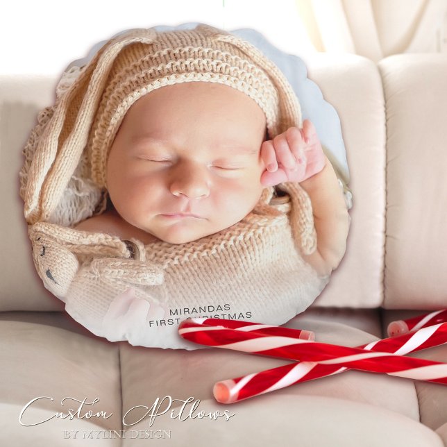 Modernes Foto Baby's First Christmas Holiday Rundes Kissen (Von Creator hochgeladen)