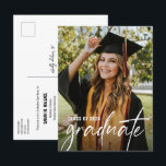 Modernes Foto Bachelor of Science laden ein Ankündigungspostkarte<br><div class="desc">Mit dem "Moderne Graduate Foto Bachelor of Science Abschluss Open House Invitation and Grad Announcement Class of 2024" feiern Sie den Abschluss Ihres Bachelor-Abschlusses personalisiert und stilvoll. Diese Einladung und Ankündigung enthält neben dem Studientitel ein individualisierbares Foto des Absolventen, das den Kern dieses wichtigen Meilensteins abbildet. Handgeschriebenes Skript-Typografie-Overlay. Passen Sie...</div>