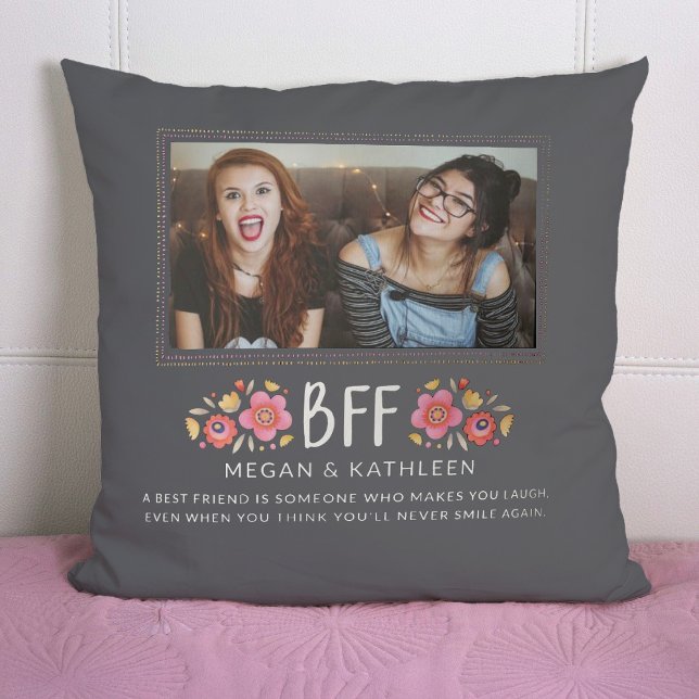 Modernes Foto Besties Throw Kissen (A pretty BFF best friend photo pillow. Personalize it with your photo, names and a short message.)