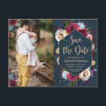 Modernes Foto der Burgunder Marine Save the Date Ankündigungspostkarte<br><div class="desc">Modernes, elegantes, burgundisches Marsala Red Navy Wasserfarben Floral Save the Date Foto Postcard. Chich bordeauxrot, Marsala, marinebalfarbene Rose, botanisch blütige Blumenarrangements Hochzeitsgestaltung mit geometrischem Rahmen auf marineblau Hintergrund. Ein elegantes, handgeschriebenes Typografie-Design mit Text "Save the Date" und einem vertikalen Foto, das Sie leicht ändern können. Eine gute Wahl für Herbst-...</div>