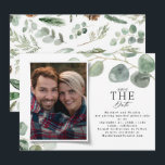 Modernes Foto - eleganter Eukalyptus Save the Date Feiertagskarte<br><div class="desc">Modernes Foto elegante Eukalyptus Save the Date und stilvolle Skriptkarte. Handgemalte Eukalyptus,  minimales Laub und moderne rustikale Rattanköpfe verleihen dieser stilvollen Save the Date Karte ein luxuriöses Ambiente. In klassischen Grüntönen,  Braun und Grau.</div>