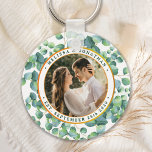 Modernes Foto Eukalyptus Greenery Gold Wedding Schlüsselanhänger<br><div class="desc">Fügen Sie die Touch zum Abschluss Ihrer Hochzeit mit diesem maßgeschneiderten Foto eucalyptus botanischen Grün Hochzeit Schlüsselanhänger. Perfekt als Gastgeschenke Hochzeit für alle Ihre Gäste . Passen Sie diese Gastgeschenke Hochzeiten mit Ihrem Lieblings-Hochzeitsfest-Foto, neuvermähltem Foto an und personalisieren Sie mit Name und Datum. In unserer Hochzeitskollektion finden Sie passende Gastgeschenke...</div>