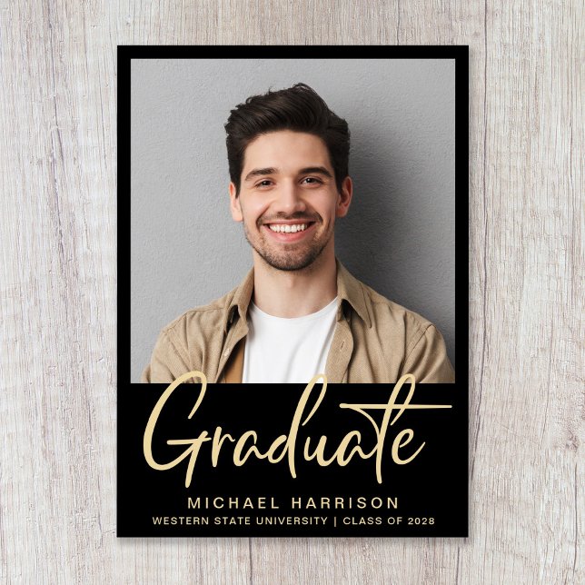 Modernes Foto Fett-Script Schwarz-Abschluss Ankündigung (Modern Gold Script Black Photo Graduation Announcement)