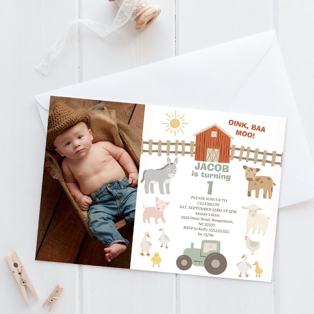 Modernes Foto Foto Grüner Traktor 1 Farm Geburtsta Einladung (Boys green tractor farm first birthday invitation featuring various farm animals and red barn. )