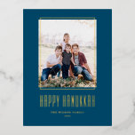 Modernes Foto Frame Blue Happy Hanukkah Folien Feiertagspostkarte<br><div class="desc">Happy Hanukka! Senden Sie Hanukkah Wünsche an Familie und Freunde mit dieser anpassbaren Goldfolie Hanukkah Postcard. Es zeichnet sich durch moderne Typografie und ein einfaches Foto aus. Personalisieren Sie diese durch Hinzufügen von Namen und Fotos. Diese Goldfolie Happy Hanukkah Postcard ist auf anderen Cardstock erhältlich.</div>