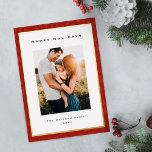 Modernes Foto für Goldfunde und Rotgrenzenfische Folien Feiertagskarte<br><div class="desc">Dieses wunderschöne Foto 'Happy Holidays' Weihnachtskarte mit festlicher roter Ränder und Goldfolie bietet Ihnen einen Ort, wo Sie Ihre Namen hinzufügen können, eine Nachricht auf der Rückseite, sowie Platz für Sie, um Ihren eigenen Single vertikalen Foto hinzuzufügen. Auf der Rückseite befindet sich ein passendes, modernes, rotes Weihnachtsbaummuster, das die Karte...</div>