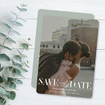 Modernes Foto für Hochzeitsszenarien - Rett Einladung<br><div class="desc">Informieren Sie Ihre Gäste über Ihr bevorstehendes Hochzeitstag mit diesen modernen Save the Date Cards, die mit einem vollblutenden vertikalen Foto, moderner Typografie und einem farbigen Rücken in einem hellen Salbei-Grün versehen sind. Alle Farben können nach Stil und Hochzeitstil geändert werden, Sie können auch zwischen verschiedenen Papierformen und -größen wechseln....</div>