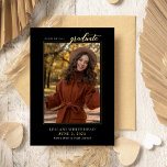 Modernes Foto Graduate Black Folieneinladung<br><div class="desc">Die Einführung unseres modernen Abschluss Invitation, exquisit gestaltet mit einem schicken Layout, das Bände über Ihre Eleganz spricht. Das Wort "Graduate" ist künstlerisch geprägt und verwendet eine Goldfolie, Silber oder Rose. Die schimmernde Folie verleiht eine edle, elegante Touch, die sofort ins Auge fällt. Unsere moderne Einladung ist nicht nur eine...</div>