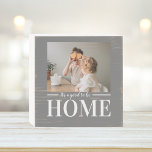 Modernes Foto grau Es ist gut, Zuhause-Quote Gesch Holzkisten Schild<br><div class="desc">Modernes Foto grau Es ist gut,  Zuhause-Quote Geschenk zu sein</div>