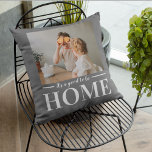Modernes Foto grau Es ist gut, Zuhause-Quote Gesch Kissen<br><div class="desc">Modernes Foto grau Es ist gut,  Zuhause-Quote Geschenk zu sein</div>