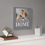 Modernes Foto Gray Es ist gut, Zuhause Quote Gesch Quadratische Wanduhr<br><div class="desc">Modernes Foto Gray Es ist gut, Zuhause Quote Geschenk zu sein</div>