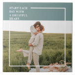 Modernes Foto Grüne Familie Liebliches Geschenk Fliese<br><div class="desc">Die Einführung der modernen Foto Grün Familie lieblich Geschenk! Dieses Geschenk ist ein perfekter Weg, um die Liebe und Bindung innerhalb einer Familie festzuhalten und zu feiern, und gleichzeitig eine Touch von Eleganz und Modernität zu jeder Wohngestaltung hinzuzufügen.Das Modern Foto Green Family Schönes Geschenk ist nicht nur ein wunderschönes Dekorationsstück,...</div>