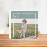 Modernes Foto Grüne Familie Liebliches Geschenk Holzkisten Schild<br><div class="desc">Die Einführung der modernen Foto Grün Familie lieblich Geschenk! Dieses Geschenk ist ein perfekter Weg, um die Liebe und Bindung innerhalb einer Familie festzuhalten und zu feiern, und gleichzeitig eine Touch von Eleganz und Modernität zu jeder Wohngestaltung hinzuzufügen.Das Modern Foto Green Family Schönes Geschenk ist nicht nur ein wunderschönes Dekorationsstück,...</div>