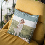 Modernes Foto Grüne Familie Liebliches Geschenk Kissen<br><div class="desc">Die Einführung der modernen Foto Grün Familie lieblich Geschenk! Dieses Geschenk ist ein perfekter Weg, um die Liebe und Bindung innerhalb einer Familie festzuhalten und zu feiern, und gleichzeitig eine Touch von Eleganz und Modernität zu jeder Wohngestaltung hinzuzufügen.Das Modern Foto Green Family Schönes Geschenk ist nicht nur ein wunderschönes Dekorationsstück,...</div>