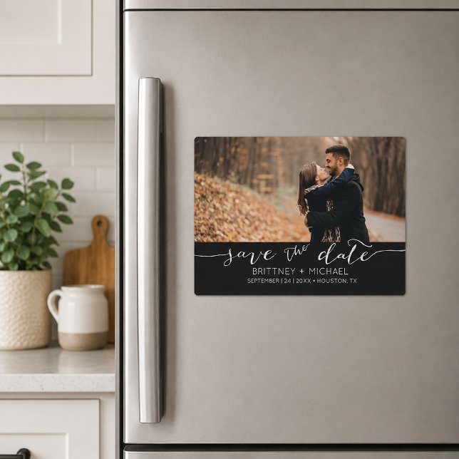 Modernes Foto Handgeschriebenes Schwarz Magneteinladung (Elegant black save the date magnet featuring romantic handwritten script typography)