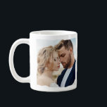 Modernes Foto Hochzeit personalisiert Mr. und Mrs. Kaffeetasse<br><div class="desc">Moderne einfache gerissene Kanten bordeauxrotes Foto Mr. und Merswedding personalisiert etabliert in Dankeschön Geschenk.</div>